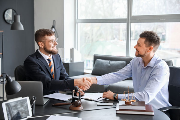 Advokát pro obchodní právo – jak vám pomůže v podnikání?